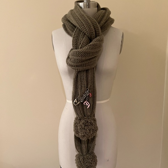 Juicy Couture Scarf with charm 🧶 60% Wool 40% Cashmere - Picture 4 of 7